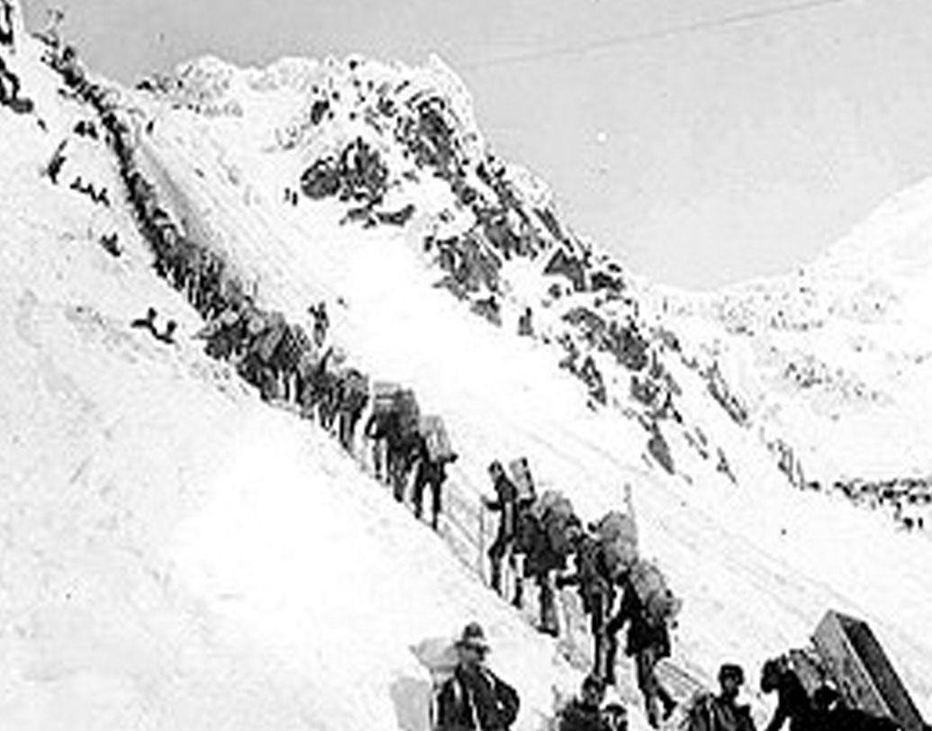 জীবনের ঝুঁকি নিয়ে দক্ষিণ-পূর্ব আলাক্সার চিলকুটের মধ্যে দিয়ে বরফে ঘেরা অনেকটা রাস্তা পাড়ি দিয়ে তাঁরা পৌঁছন ডসন শহরে। ১৮৯৬ সালের আগে পর্যন্ত এই শহরের জনসংখ্যা ছিল ৫০০। ১৮৯৬ থেকে ১৮৯৯ সালের মধ্যে সেই সংখ্যাটা গিয়ে দাঁড়ায় ৩০ হাজার। অস্থায়ী বাড়ি বানিয়ে তাঁরা বসবাস করতে শুরু করেন এই দুর্গম শহরে।