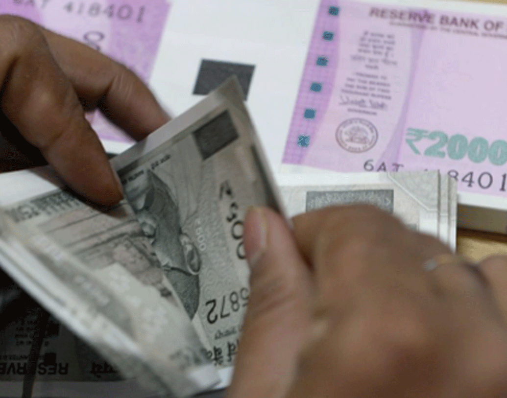 পিএমসি ব্যাঙ্কের মতো আমরা যে ব্যাঙ্কে টাকা রাখি, সেটারও যদি একই হাল হয়! আপনার জমানো টাকার কত শতাংশ ফেরত পেতে পারবেন? এমন পরিস্থিতির কথা মাথায় রেখেই ভারতীয় রিজার্ভ ব্যঙ্ক (আরবিআই)-এর একটা বিশেষ বিমা করেছে।