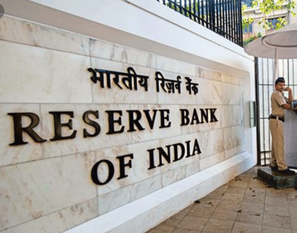 ফিক্সড ডিপোজিট, সেভিংস বা রেকারিং—গ্রাহকরা ব্যাঙ্কে যে স্কিমেই টাকাই জমা রাখুন, সেই ব্যাঙ্ক বন্ধ হয়ে গেলে, বা ব্যাঙ্ক দেউলিয়া হয়ে গেলে বা কোনও কারণে আরবিআই তার লাইসেন্স বাতিল করলে গ্রাহকরা তাঁদের সঞ্চিত আমানতের ইনস্যুরেন্স মানি ফেরত পাবেন।