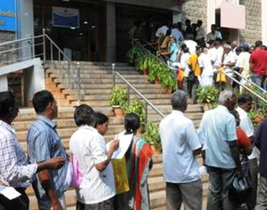 আরবিআই কেন ইনস্যুরেন্স মানির উর্ধ্বসীমা বাড়াচ্ছে না? ১৯৬৮ সাল থেকে প্রথম এই ইনস্যুরেন্স চালু হয়। তখন ঊর্ধ্বসীমা ছিল পাঁচ হাজার টাকা। ১৯৭০ সালে আইনের সংস্কার হয়। ঊর্ধ্বসীমা পাঁচ হাজার থেকে বেড়ে হয় ১০ হাজার টাকা।