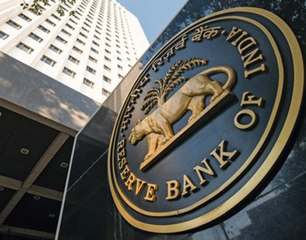 কিন্তু তার পর ২৬ বছর অতিক্রান্ত হলেও নতুন করে আর এই ঊর্ধ্বসীমার সংস্কার করা হয়নি। ফলে গ্রাহকদের ইনস্যুরেন্সের ঊর্ধ্বসীমা একই রয়ে গিয়েছে। আইনে অবশ্য এই ঊর্ধ্বসীমা আরও বাড়ানোর প্রস্তাব রয়েছে। সর্বাধিক পাঁচ লাখ টাকা পর্যন্ত করা যেতেই পারে এই ঊর্ধ্বসীমা। যদিও এখনও আরবিআই সেই প্রস্তাব মেনে নেয়নি।