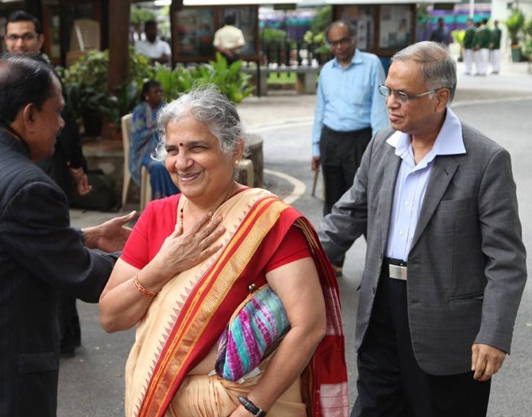 দু’জনেই বই পড়তে খুব ভালবাসতনে। বন্ধুত্ব জমতে দেরি হল না। সুধার ভাল লাগত নারায়ণের সাদামাটা ভাব। দু’জনের আলোচনা জুড়ে থাকত শুধু বই। তিনি এক বারের জন্যও সুধার রূপ বা সাজগোজ নিয়ে কিছু বলতেন না। এতেই মুগ্ধ হয়ে যান সুধা।