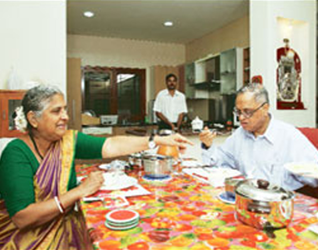 কুলকার্নি পরিবার থেকে প্রাথমিক ভাবে আপত্তি ছিল না। একদিন পুণের রেস্তোরাঁয় মেয়ের বিশেষ বন্ধুর সঙ্গে দেখা করতেন এলেন সুধার বাবা-মা।