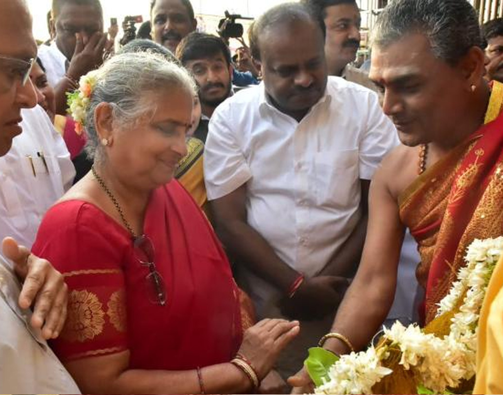 তবে মেয়ের পছন্দে সায় ছিল সুধার মা, বিমলার। কিন্তু বাবার আপত্তির জন্য তিন বছর আটকে ছিল বিয়ে। এই সময়ের মধ্যে আরও গভীর হয় নারায়ণ ও সুধার সম্পর্ক।