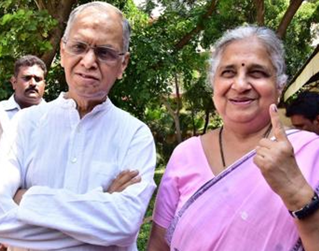 সে সময়ে পুণার রেস্তোরাঁয় খেতে যেতেন দু’জনে। কিন্তু সে সময়ে সুধার থেকে রিসার্চ অ্যাসিস্ট্যান্ট নারায়ণের বেতন ছিল কম। যাবতীয় রেস্তোরাঁর বিল মেটাতেন সুধা-ই। তাঁদের প্রেমপর্বে মোট রেস্তোরাঁ-খরচ ছিল চার হাজার টাকা। এক সাক্ষাত্কারে সুধা জানান, সেই টাকা নাকি তিনি এখনও পাননি স্বামী নারায়ণ মূর্তির কাছ থেকে।