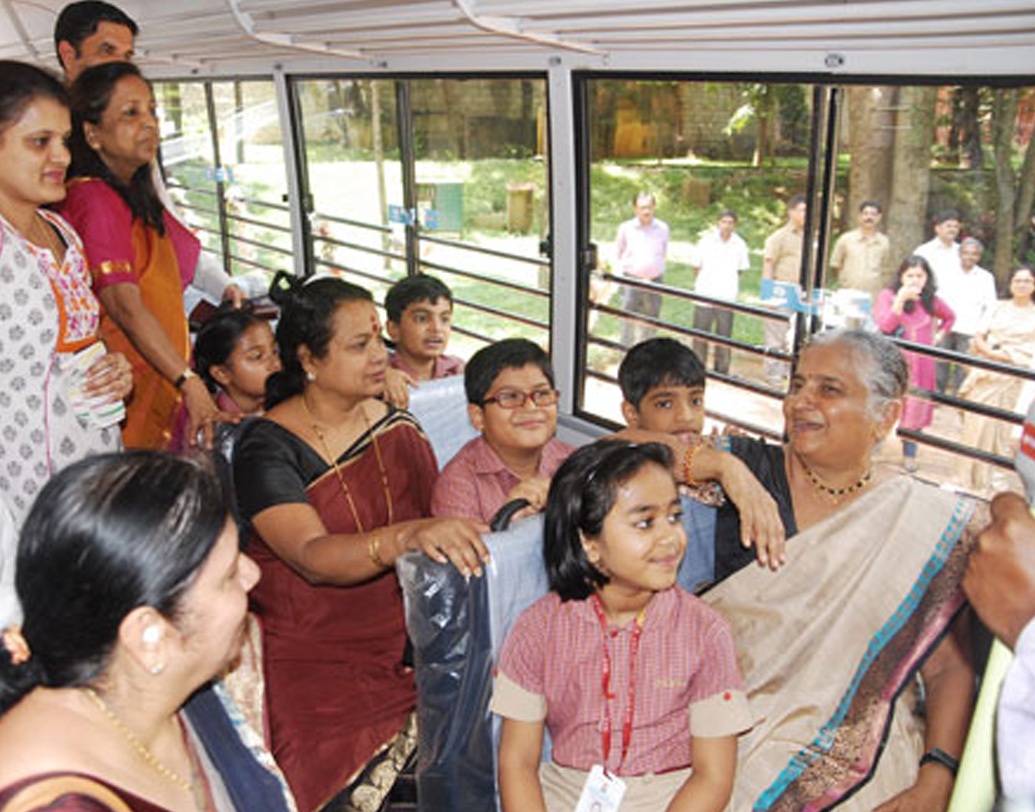 সুধা মূর্তির স্বপ্ন, দেশের প্রত্যেক স্কুলে একটা করে সুন্দর পাঠাগার থাকবে। তাঁর সংস্থা ইতিমধ্যে ৭০ হাজার পাঠাগার তৈরি করেছে। বই কিনে পড়ার জন্য বাড়তি উৎসাহ দেন সুধা। তিনি মনে করেন, পাটকদের বই কেনার অভ্যাস না থাকলে ক্ষতিগ্রস্ত হবেন লেখকরা। বই পড়ার পাশাপাশি সুধার আর দু’টি পছন্দের শখ হল বেড়াতে যাওয়া আর সিনেমা দেখা।