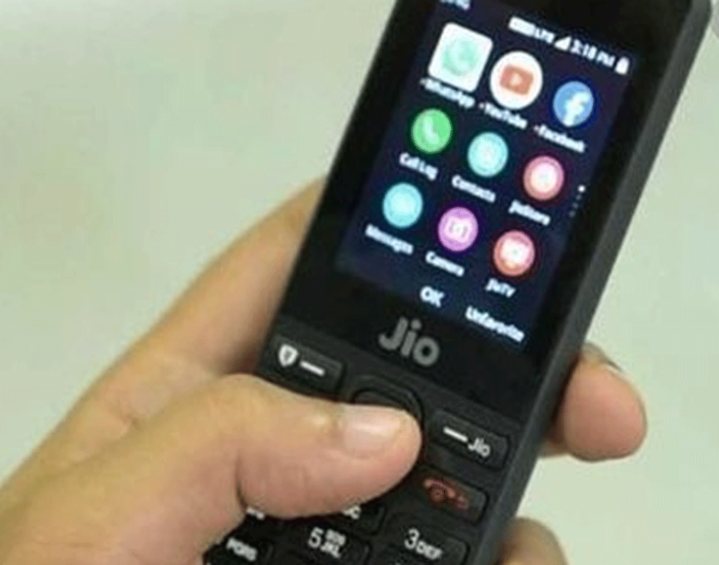 সম্প্রতি সেই অফার ঘোষণা করা হয়েছে জিয়োর তরফে। জিয়ো ফোন এ বার পেয়ে যাবেন মাত্র ৬৯৯ টাকায়।