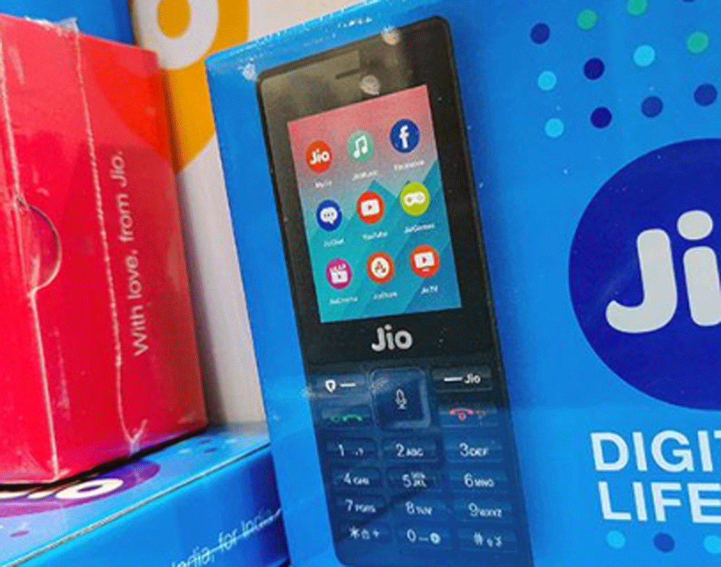 জিয়ো ফোনের দাম এতদিন ছিল ১৫০০ টাকা। সেই দামের উপরই ৮০১ টাকা ছাড় দিচ্ছে রিলায়্যান্স জিয়ো।