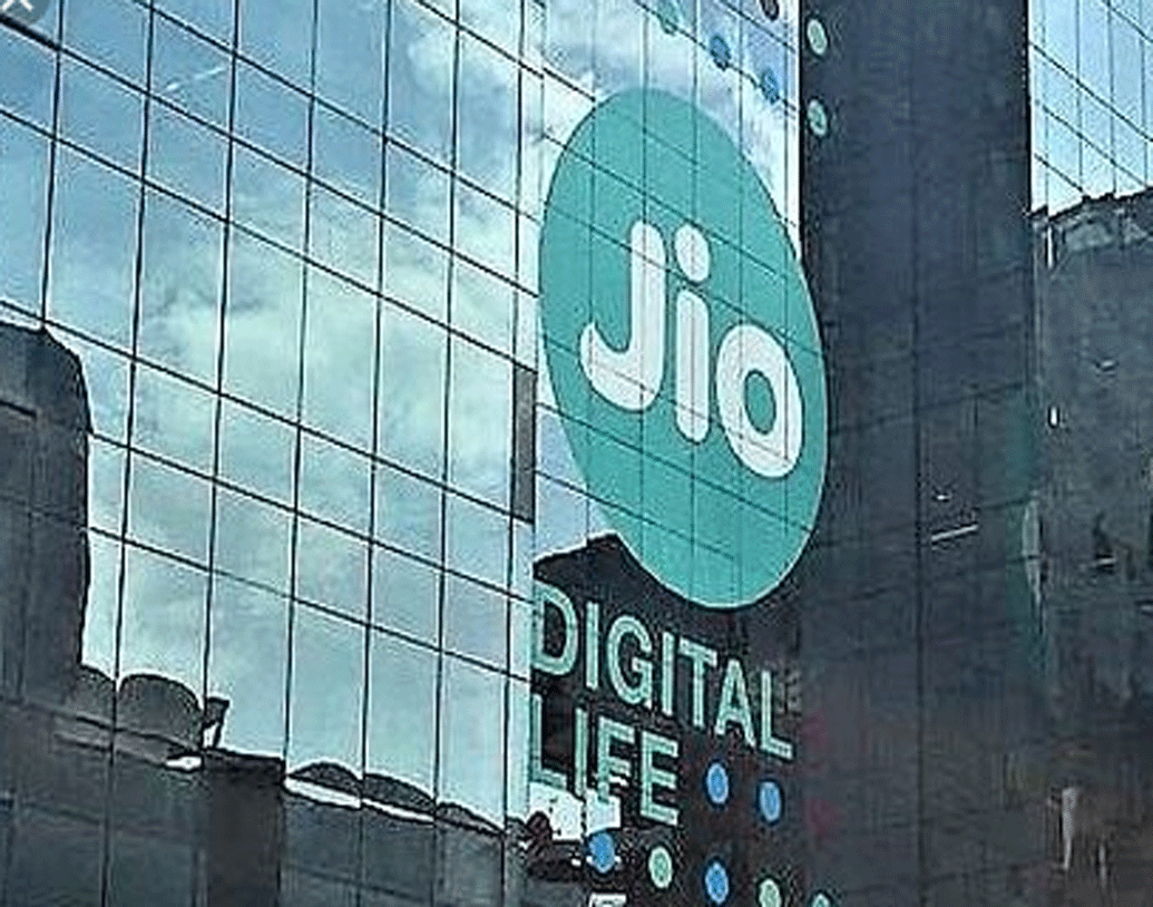 জিয়ো জানিয়েছে, দু’রকম উপায়ে গ্রাহকরা এই ৪জি জিয়ো ফোন পেতে পারেন বা কাউকে উপহার দিতে পারেন। জিয়োর যে কোনও দোকানে গিয়ে সরাসরি এই টাকায় ফোন কিনতে পারেন।