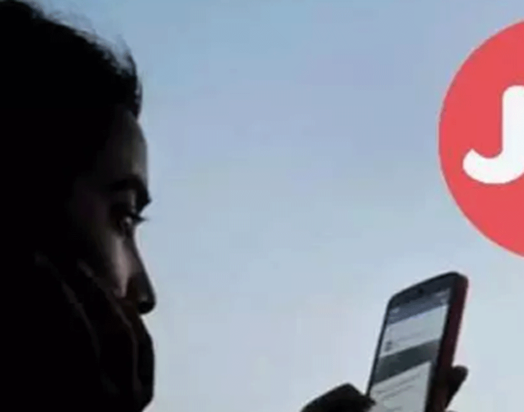 তৃতীয় ধাপে ৪টি গিফট বান্ডল-এর মধ্যে থেকে যে কোনও একটা আপনাকে পছন্দ করতে হবে। এর পর জিয়ো আপনাকে একটি গিফট ভাউচার দেবে, সেটা জিয়োর যে কোনও দোকানে গিয়ে দেখিয়ে ফোন সংগ্রহ করতে হবে।