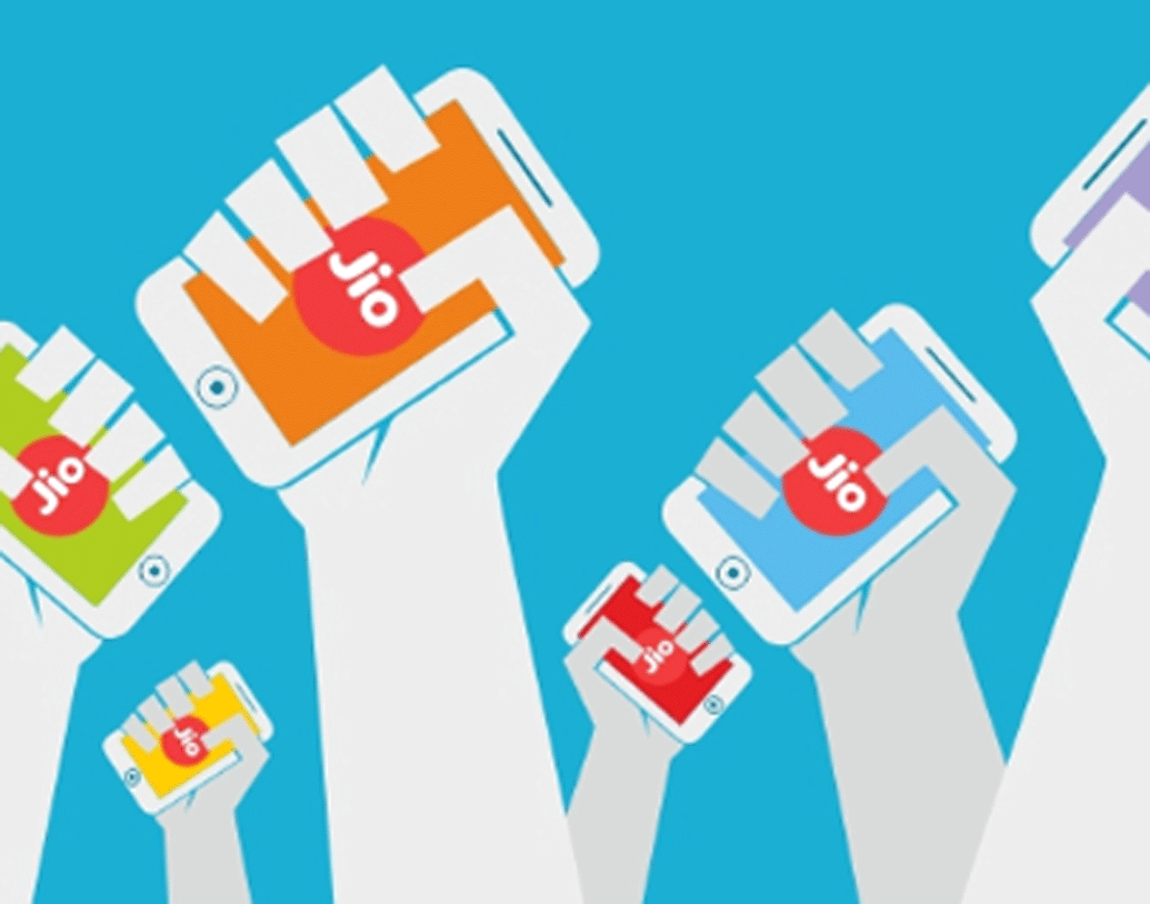 জিয়ো ৪টি প্যাকেজ দিচ্ছে অনলাইন গ্রাহকদের জন্য। ৮০০ টাকায় ৬৯৯ টাকার একটি জিয়ো ফোন এবং এক মাসের ৮০৮ টাকা রিচার্জ, হাজার টাকার প্যাকেজে রয়েছে জিয়ো ফোন এবং তিন মাসের জন্য ১০০৬ টাকার রিচার্জ।