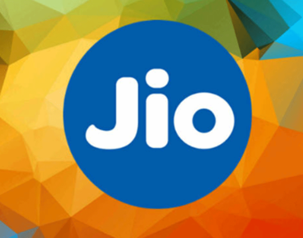 তেমনই ১৫০০ টাকার প্যাকেজে রয়েছে জিয়ো ফোনের সঙ্গে ১৫০১ টাকায় ৮ মাসের রিচার্জ এবং দুই হাজার টাকার প্যাকেজ নিলে পাবেন জিয়ো ফোনের সঙ্গে ১৯৯৬ টাকায় ১৩ মাসের রিচার্জ।