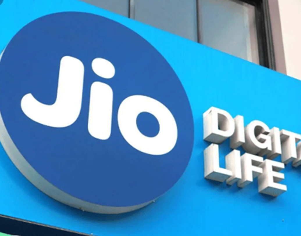 দেখতে নিতান্ত সাধারণ হলেও জিয়ো ফোন আসলে স্মার্টফোন। ভিডিয়ো কল থেকে শুরু করে লাইভ মিউজিক, ফিল্ম— সব কিছুর আনন্দ নিতে পারবেন এই ফোনের সাহায্যে।