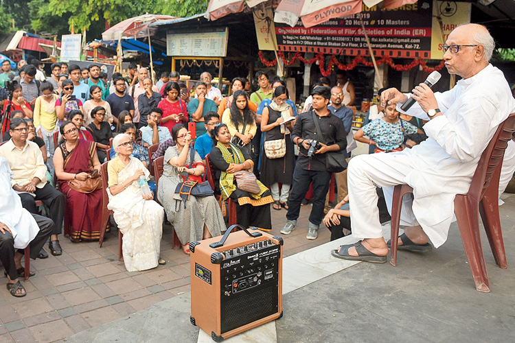 নাট্যশিক্ষক সুদীপ্ত চট্টোপাধ্যয়ের নামে ধর্ষণের অভিযোগ ওঠার পরে নাট্যজগতে নিরাপদ পরিসরের দাবিতে প্রতিবাদ সভা। বক্তব্য রাখছেন নাট্যব্যক্তিত্ব অশোক মুখোপাধ্যায়। শনিবার রাণুচ্ছায়া মঞ্চে। ছবি: রণজিৎ নন্দী