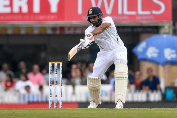 টেস্ট ও একদিনের ক্রিকেট, দুই ফরম্যাটেই ডাবল সেঞ্চুরি করে ফেললেন রোহিত। ক্রিকেট ইতিহাসে এমন কৃতিত্ব রয়েছে মাত্র তিন জনের। সচিন তেন্ডুলকর, বীরেন্দ্র সহবাগ ও ক্রিস গেইলের। এই তালিকায় চতুর্থ ক্রিকেটার হলেন রোহিত শর্মা।