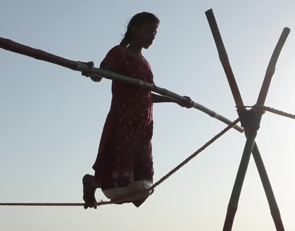 দড়ি বাঁধা হল হ্রদের পশ্চিম পাড়ের এক গ্রামে। আর এক প্রান্ত পূর্ব তীরে, প্রাসাদের সঙ্গে। শুরু হল খেলা দেখানো। মাঝ বরাবর গিয়ে হ্রদের জলে পড়ে গেল ওই তরুণী। কথিত, ষড়যন্ত্র করে দড়ি ছিঁড়ে দেওয়া হয়েছিল। কারণ, সম্বিৎ ফিরতে রানা বুঝেছিলেন নেশার ঘোরে কী বলে ফেলেছেন তিনি।  (ছবি: সোশ্যাল মিডিয়া)