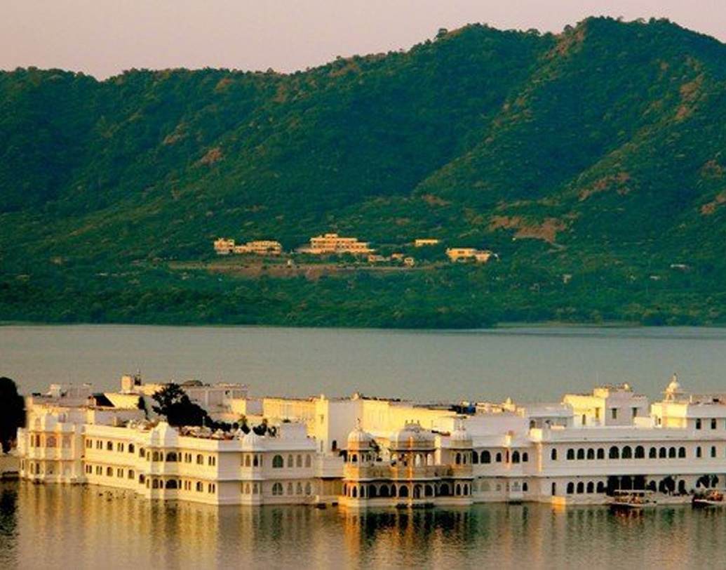 ‘পিচ্ছু’ সম্প্রদায়ের বানজারা গোষ্ঠী বা তৎকালীন স্থানীয় গ্রাম ‘পিছোলি’ থেকেই হ্রদের নামকরণ। হ্রদে চারটি দ্বীপ আছে। জগ নিবাস, জগ মন্দির, মোহন মন্দির এবং আরশি বিলাস। প্রতিটায় রয়েছে প্রাসাদ। তার মধ্যে সবথেকে বিখ্যাত জগ নিবাসের হ্রদ প্রাসাদ বা লেক প্যালেস।  (ছবি: সোশ্যাল মিডিয়া)