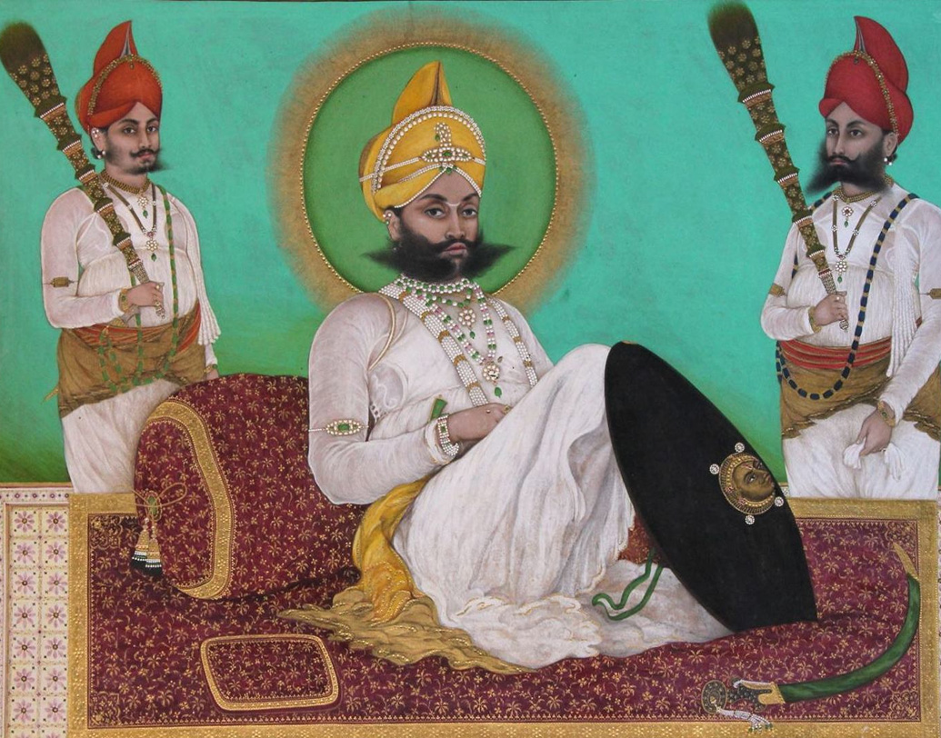 পরবর্তী কালে এই প্রাসাদ ছিল মূলত রানাদের গ্রীষ্মকালীন আবাস। সেখানেই বসত দরবার। সাদাকালো মার্বেলে তৈরি প্রাসাদের দেওয়াল সজ্জিত মূল্যবান পাথরে। ১৮৫৭ খ্রিস্টাব্দে সিপাহি বিদ্রোহের সময়ে এই প্রাসাদে সপরিবারে আশ্রয় নিয়েছিলেন বহু ব্রিটিশ আধিকারিক। তাঁদের কাছে বিদ্রোহীরা যাতে পৌঁছতে না পারে, তাই নগরের সব নৌকো নষ্ট করে দিয়েছিলেন মেবারের তৎকালীন মহারানা স্বরূপ সিংহ।  (ছবি: সোশ্যাল মিডিয়া)