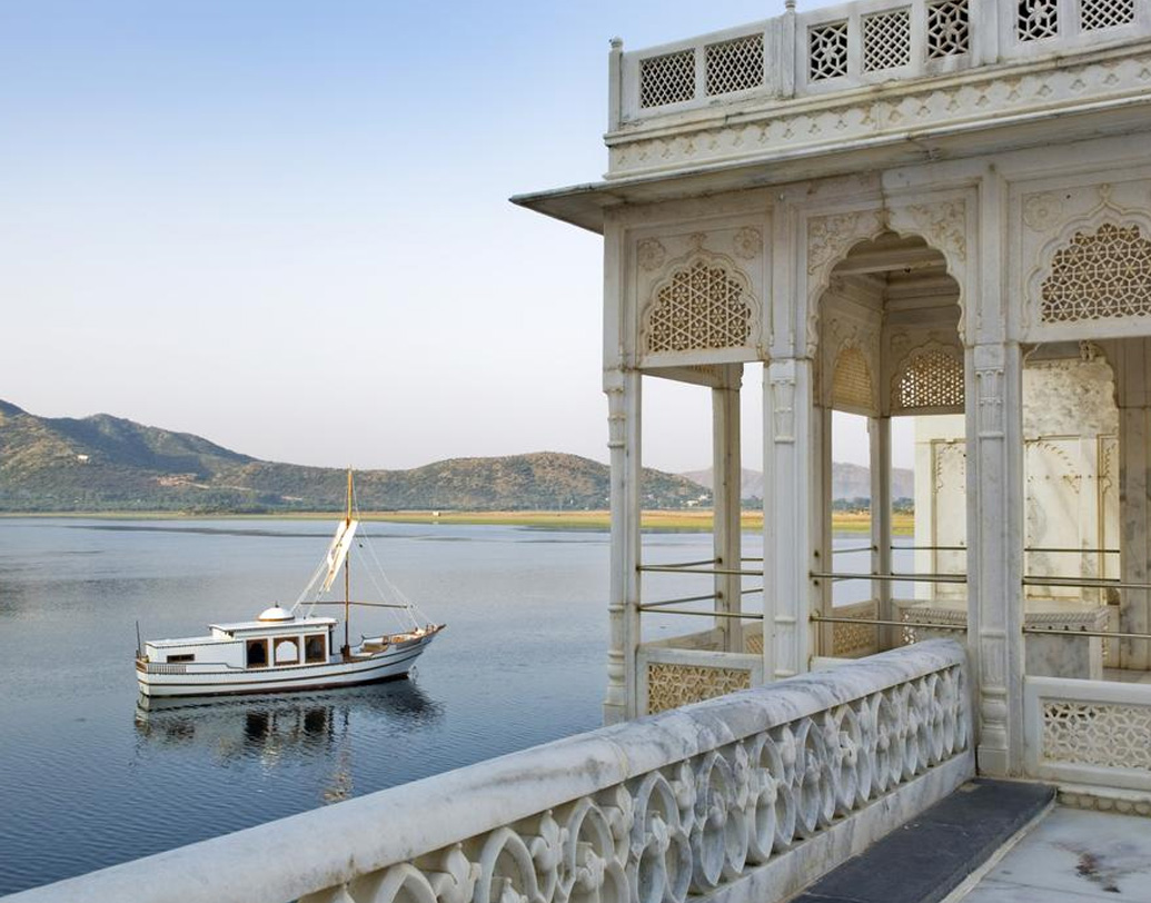 উনিশ শতকের দ্বিতীয় অর্ধ থেকে প্রাসাদের অবস্থা খারাপ হতে থাকে। বিদেশি অতিথিরা এসে হ্রদ প্রাসাদের করুণ দশা দেখে হতাশ হতেন। অবশেষে মেবারের রাজবংশের উত্তরাধিকারীরা এই প্রাসাদকে হোটেলে রূপান্তরের সিদ্ধান্ত নেন। (ছবি: সোশ্যাল মিডিয়া)