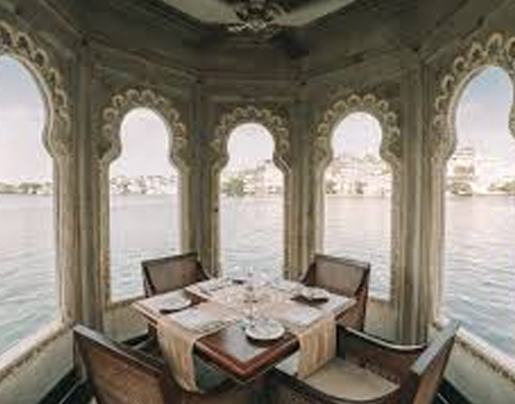 জার্মান-মার্কিন বাস্তুবিদ ডেলিয়া নারায়ণ কন্ট্র্যাক্টরের নক্সায় প্রাসাদ থেকে হোটেলে সেজে ওঠে মেবারের এই স্থাপত্য। ১৯৭১ সালে হোটেলের মালিকানার হাতবদল হয়। মেবারের রানা বংশের কাছ থেকে লেক প্যালেসের নতুন কর্ণধার হয় তাজ গ্রুপ।  (ছবি: সোশ্যাল মিডিয়া)