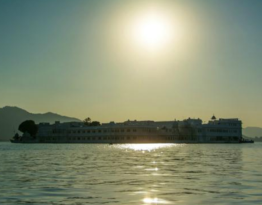লেক প্যালেস হোটেলে এক দিন থাকার ন্যূনতম দক্ষিণা, ভারতীয় মুদ্রায় প্রায় ৫০ হাজার টাকা। প্রাসাদসম এই হোটেলে আছে মোট ৬৫ টি বিলাসবহুল ঘর এবং ১৮ টি সুইট।  (ছবি: সোশ্যাল মিডিয়া)