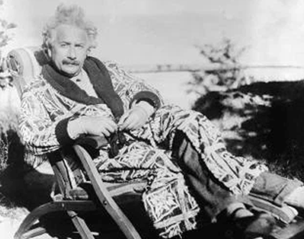 এ হেন বিস্ময় বিজ্ঞানীর এমন কিছু স্বভাব ছিল, যেগুলো অনেকের কাছে মোটেই স্বাভাবিক ছিল না। তাঁর মতো একজন বিজ্ঞানী যে এগুলো করতে পারেন, তা কল্পনাও করতে পারতেন না অনেকেই। আবার অনেকের মতে, এই স্বভাবগুলোই আইস্টাইনের মস্তিষ্ককে আরও তীক্ষ্ণ করে তুলেছিল।