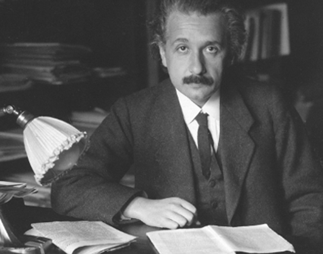 প্রিন্সটনে কাজ করার সময় আইনস্টাইন রোজ প্রায় আড়াই কিলোমিটার পথ হেঁটে কর্মক্ষেত্রে যেতেন। কারণ আইনস্টাইন মনে করতেন এতে স্মৃতিশক্তি বৃদ্ধি পায়।