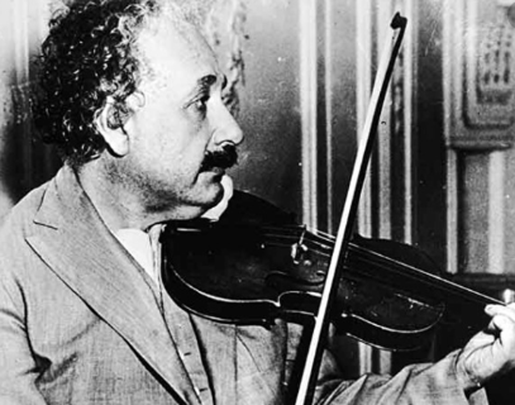 ভায়োলিন বাজাতে খুব পছন্দ করতেন আইনস্টাইন। মস্তিষ্কের সঙ্গে হাত আর চোখের সমন্বয় ঘটে। তাই প্রায়ই ঘণ্টার পর ঘণ্টা ভায়োলিন বাজাতেন তিনি। তিনি বলতেন, ক্ল্যাসিকাল মিউজিক কর্টিসল হরমোনের মাত্রা কমিয়ে মনকে চাপমুক্ত রাখতে সাহায্য করে।