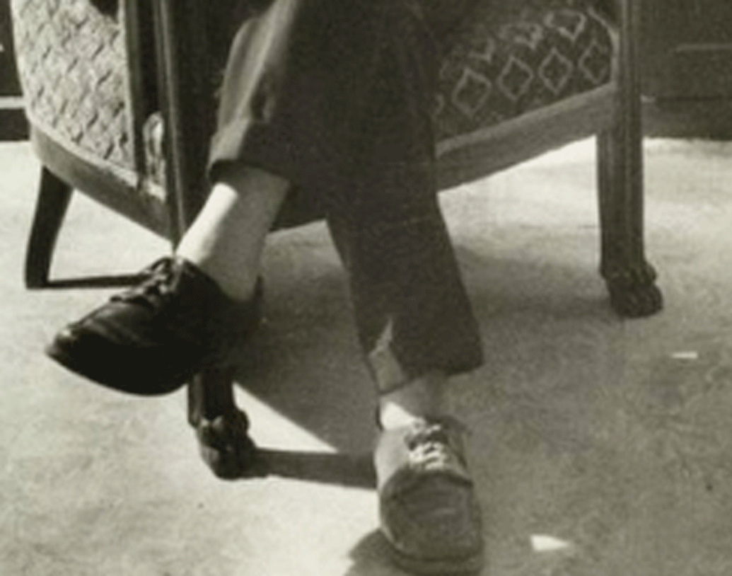 আইনস্টাইন কখনও মোজা পরতেন না। ছোট থেকেই এই অভ্যাস তৈরি হয়েছিল তাঁর। তিনি বিশ্বাস করতেন, যেটা আরামদায়ক হবে সেটাই পরা উচিত। মোজা তাঁর কাছে একেবারেই তেমনটা ছিল না।