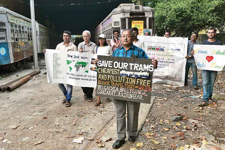 তিনি আরও বলেন, ‘‘ট্রাম রাজ্যের ঐতিহ্য। তাকে রক্ষা করতে হবে। অহেতুক তর্কবিতর্ক না করে গঠনমূলক আলোচনা প্রয়োজন।’’ 