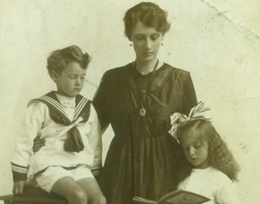 ইংল্যান্ডের ডার্বির হোলস্টোন পরিবারে ফ্রিডার জন্ম ১৯১১ সালের ৫ ফেব্রুয়ারি। শৈশবেই পিতৃহারা। ১৯১৮ সালে প্রথম বিশ্বযুদ্ধে মৃত্যু হয় তাঁর বাবার। ১৯২০ সালে তাঁর মা দ্বিতীয়বার বিয়ে করেন। (ছবি: ফ্রিডা বেদী ডট কম)