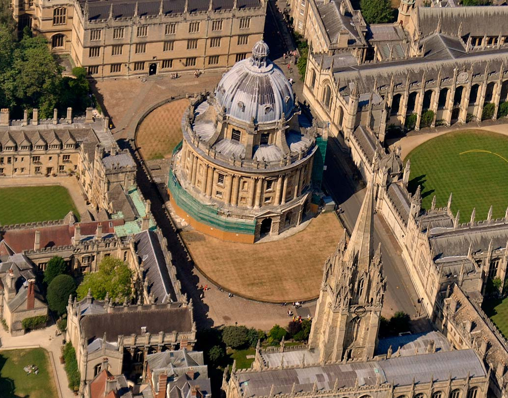 ফ্রিডার ব্রিটিশ জীবন ভারতের দিকে ঘুরে যায় অক্সফোর্ডে পড়তে এসে। ইংল্যান্ড-ফ্রান্সে স্কুলজীবন শেষ করে ফ্রিডা পড়তে যান অক্সফোর্ড বিশ্ববিদ্যালয়ের সেন্ট হিউজেস কলেজে। তাঁর বিষয় ছিল দর্শন, রাষ্ট্রবিজ্ঞান ও অর্থনীতি। সেখানে তাঁর আলাপ হয় বাবা পেয়ারেলাল বেদীর সঙ্গে।  (ছবি: সোশ্যাল মিডিয়া)