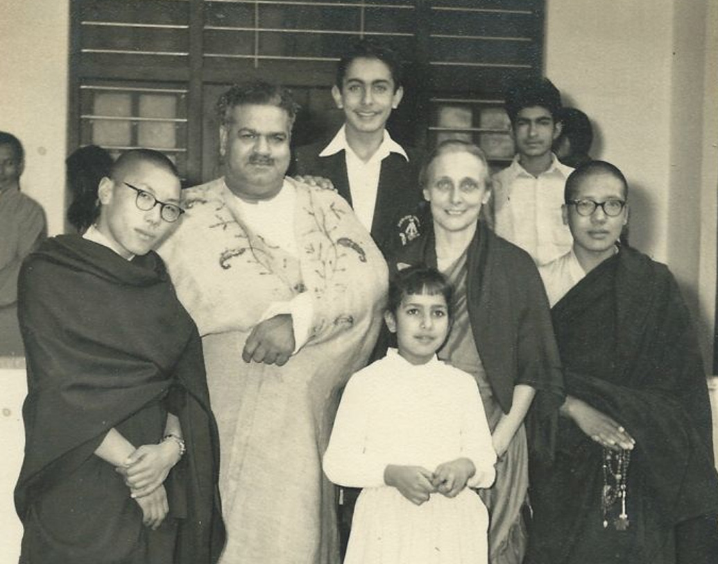 গুরু নানকের বংশধর বাবা পেয়ারেলাল লাহৌর থেকে গিয়েছিলেন অক্সফোর্ডে পড়তে। বইয়ের প্রতি ভালবাসা আর মার্ক্সবাদ নিয়ে আলোচনা ক্রমে কাছাকাছি আনল দু’জনকে। কিন্তু একজন অশ্বেতাঙ্গর সঙ্গে ফ্রিডার ঘনিষ্ঠতা মোটেও ভাল ভাবে নেয়নি সাবেক অক্সফোর্ড।  (ছবি: সোশ্যাল মিডিয়া)