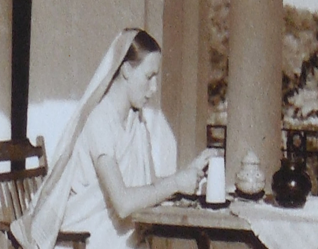 শ্বশুরবাড়ির নতুন পরিবেশে দ্রুত মানিয়ে নিলেন ফ্রিডা। বিদেশিনীর পরিচয় ছেড়ে গ্রহণ করলেন ভারতীয় সত্তা। বামপন্থী চিন্তাভাবনার শরিক হয়ে বেদী দম্পতি বিলিয়ে দিলেন সম্পত্তি। (ছবি: ফ্রিডা বেদী ডট কম)