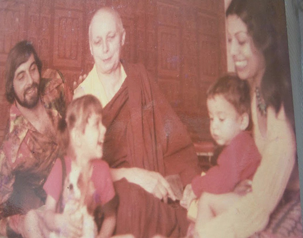 ব্রহ্মচর্য গ্রহণ করলেও সংসারের সঙ্গে সম্পর্ক বিচ্ছিন্ন করেননি ফ্রিডা। যোগাযোগ ছিল স্বামী ও সন্তানদের সঙ্গে। কিন্তু মায়ের সংসার ত্যাগের সিদ্ধান্তে তীব্র অভিমান ছিল কবীর বেদীর। ফ্রিডা যখন সন্ন্যাস নেন, তখনও কবীর আর গুলহিমা পড়াশোনা করছেন। বিয়ে হয়ে গিয়েছে তাঁদের দাদা রঙ্গার।  (ছবি: সোশ্যাল মিডিয়া)