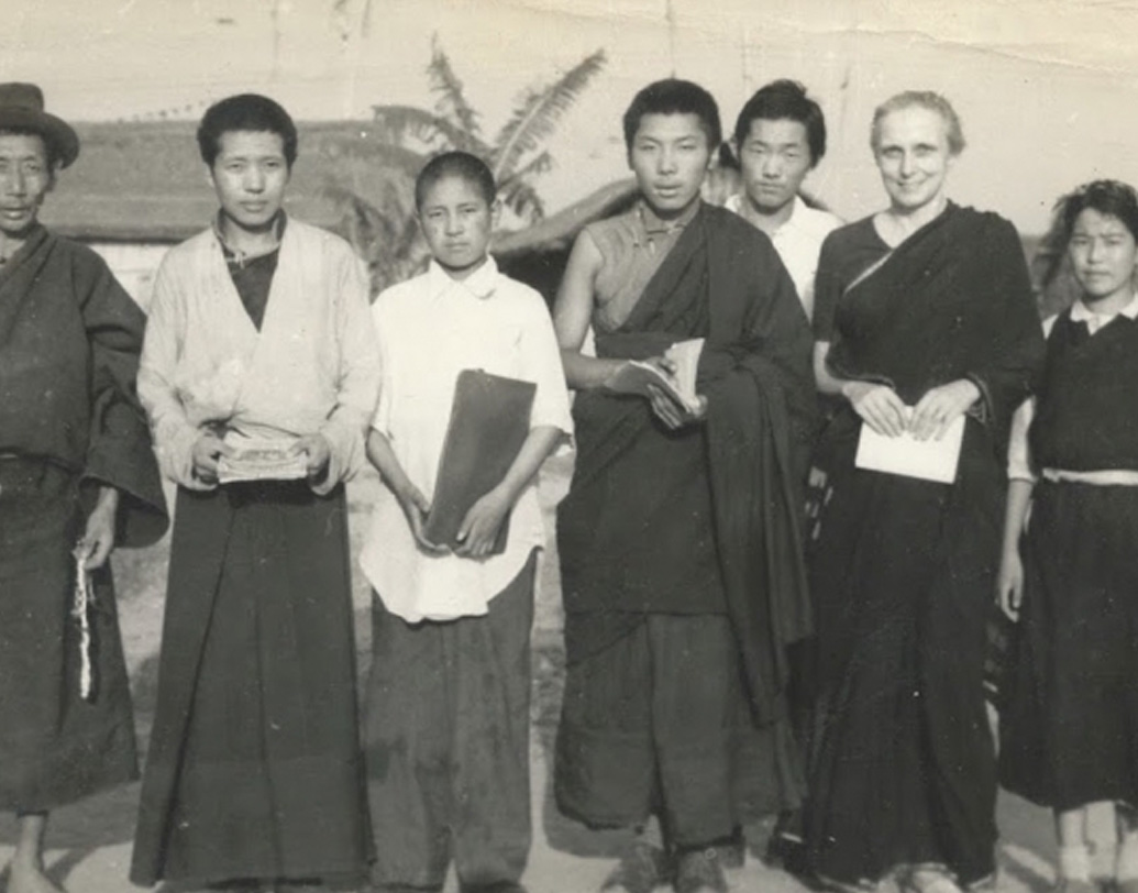 বৌদ্ধধর্মের প্রসারে বহু কাজ করেন ফ্রিডা। বজায় ছিল তাঁর সমাজকল্যাণের চিন্তাও। তিনি মনে করতেন, সংসার ও সন্ন্যাস বিপরীত মেরুর অবস্থান নয়। তাঁর কাছে সবই ছিল পার্থিব ঘটনামাত্র। ১৯৭৭ সালের মার্চ মাসে প্রয়াত হন উজানস্রোতে পাড়ি দেওয়া, সময়ের তুলনায় এগিয়ে থাকা ফ্রিডা। (ছবি: সোশ্যাল মিডিয়া)