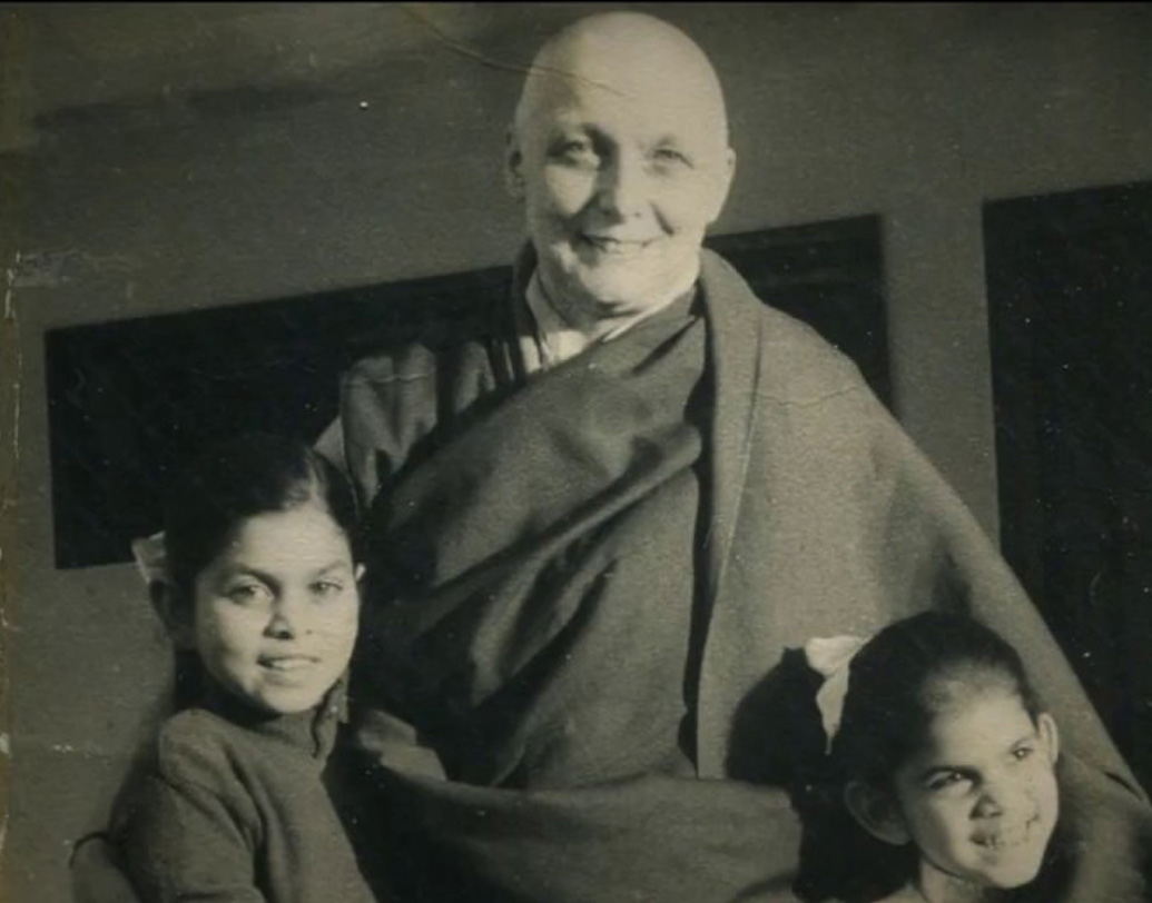 পরিণত বয়সের সঙ্গে সঙ্গে মায়ের উপর থেকে কবীরের জমে থাকা সব অভিমান চলে গিয়েছিল অনেকটাই। বুঝতে পেরেছিলেন মাকে। হয়তো বা নিজের জীবনকে নিজের মতো করে সাজিয়ে নেওয়ার ধারা তিনি পেয়েছেন ফ্রিডার মতো মায়ের কাছ থেকেই।  (ছবি: সোশ্যাল মিডিয়া)