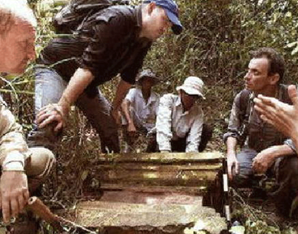 কমিউনিস্ট খমের রুজ নেতারা সে সময় জঙ্গলের বিভিন্ন স্থানে ল্যান্ডমাইন বিছিয়ে রেখেছিলেন।