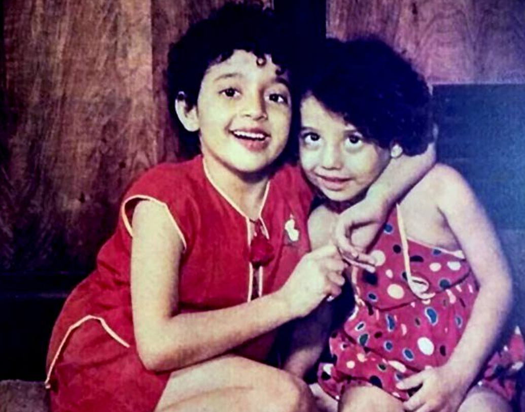 গুজরাতের এক পার্সি জরথ্রুস্টিয়ান পরিবারে জন্ম হানির। আরও দুই বোন ডেইজি এবং মেনকার সঙ্গে বড় হন হানি। ডেইজি-ও ছিলেন শিশুশিল্পী। (ছবি: সোশ্যাল মিডিয়া)