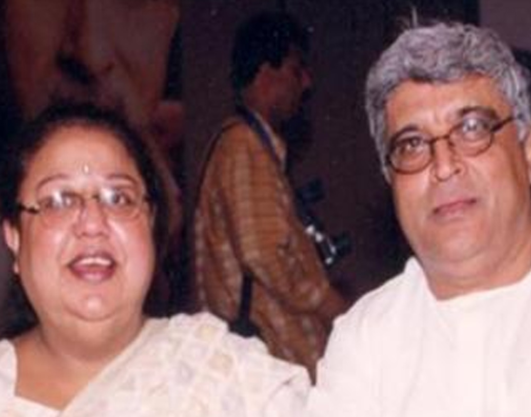 নায়িকা হওয়ার ইচ্ছে হানির ছিল না। চেয়েছিলেন, ক্যামেরার পিছনে কাজ করতে। কিন্তু সে পথেও এগোতে পারলেন না। ১৯৭২ সালে বিয়ের পরে মাথাগোঁজার ঠাঁই অবধি ছিল না। কিছুদিন থাকতে হয়েছিল দিদি মেনকার বাড়ির একটি ঘরে। (ছবি: সোশ্যাল মিডিয়া)