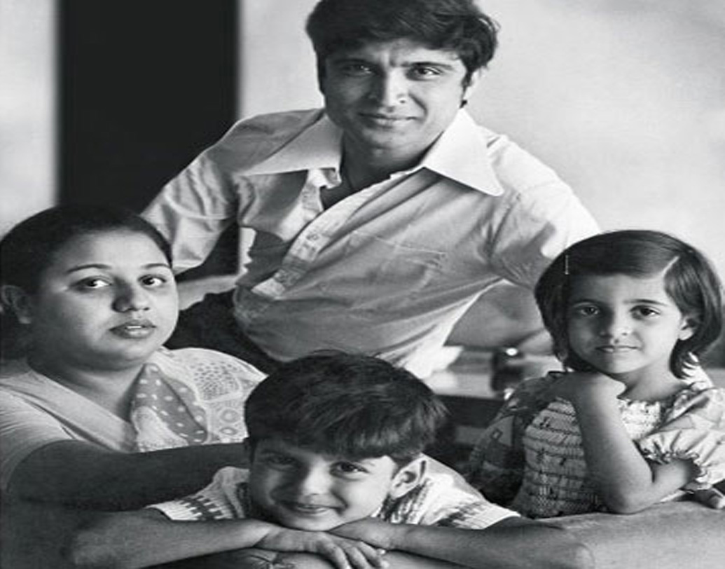 ১৯৭২ সালে জন্ম জাভেদ-হানির কন্যা জোয়া-র। তার দু’বছর পরে জন্ম পুত্র ফারহানের। এরপর হানিকে বাধ্য হয়ে সব কাজ ছেড়ে পুরোপুরি গৃহবধূর ভূমিকা পালন করতে হয়। (ছবি: সোশ্যাল মিডিয়া)