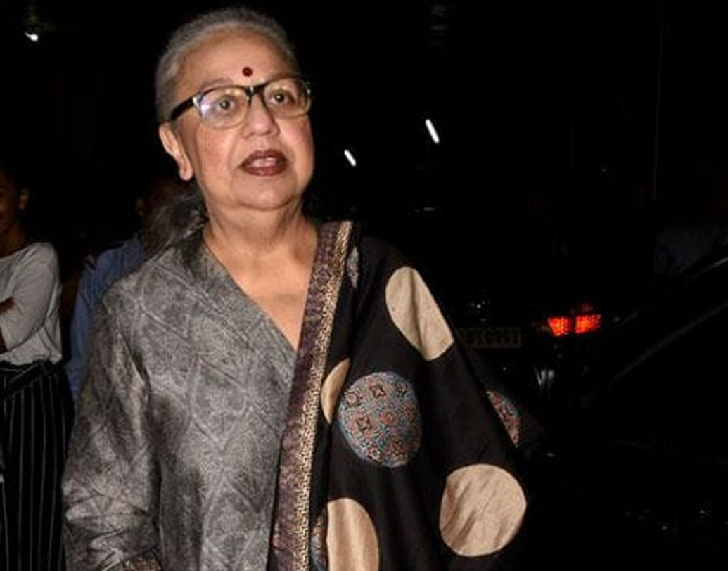 জাভেদের সঙ্গে বিচ্ছেদ, একা হাতে দুই সন্তানকে বড় করে তোলা— এত সব প্রতিকূলতা পেরিয়ে আবার শুরু করলেন লেখালেখি। ছোটগল্প লিখতেন তিনি। এমনকি শাড়িতে এম্ব্রয়ডারিও করতেন। এ সময় তাঁর পাশে দাড়িয়েছিলেন যশ চোপড়া ও তাঁর স্ত্রী পামেলা চোপড়া। কয়েক বছরের মধ্যেই চিত্রনাট্যকার হিসেবে নিজেকে প্রতিষ্ঠা করেন হানি। (ছবি: সোশ্যাল মিডিয়া)