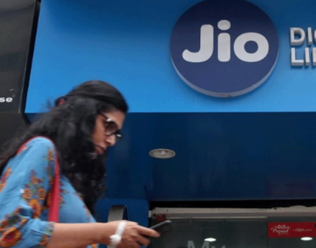 যার ন্যূনতম হল ২২২ টাকা প্রতি মাসে। ২৮ দিনের জন্য এই প্ল্যানে পাবেন প্রতি দিন ফোর-জি ২ জিবি ডেটা, আনলিমিটেড জিয়ো থেকে জিয়ো কলের সুবিধা এবং জিয়ো থেকে অন্য নেটওয়ার্কে ১০০০ মিনিট ফ্রি কলের সুবিধা।