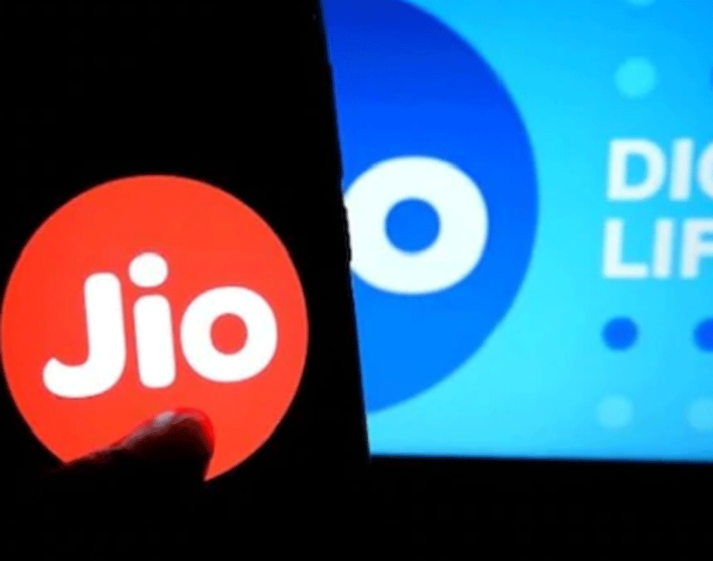 যেমন, ২২২ টাকার সঙ্গে গ্রাহক যদি ১১১ টাকা যোগ করে ৩৩৩ টাকার রিচার্জ করেন, তাহলে ৫৬ দিনের জন্য প্রতি দিন ২ জিবি ডেটা, জিয়ো থেকে জিয়ো আনলিমিটেড ফোন কল এবং অন্য নেটওয়ার্কে ১০০০ মিনিট ফ্রি পাবেন।