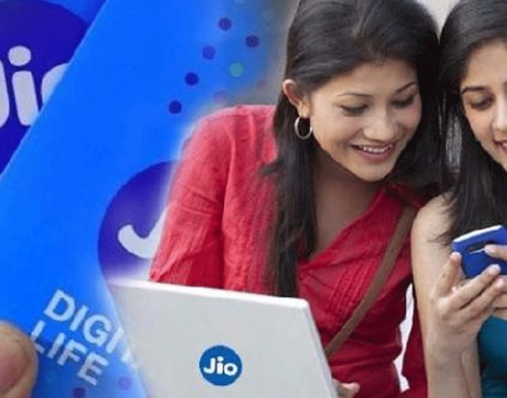 এর সঙ্গে আরও ১১১ টাকা যোগ করে ৫৫৫ টাকার রিচার্জে তিন মাস বা ৮৪ দিনের জন্য প্রতি দিন ২ জিবি ডেটা, আনলিমিটেড জিয়ো থেকে জিয়ো এবং অন্য নেটওয়ার্কে মোট ৩০০০ মিনিট ফ্রি পাবেন।