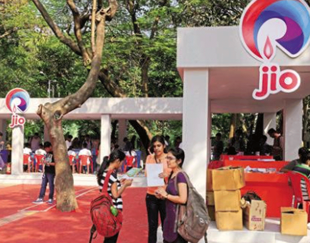 পাশাপাশি জিয়ো তাদের ১৯ টাকা এবং ৫২ টাকা রিচার্জ প্ল্যান বন্ধ করে দিল। ১৯ টাকা প্রিপেড রিচার্জে এক দিনের জন্য আনলিমিটেড ভয়েস কল,  ১৫০ এমবি ডেটা এবং ২০টা এসএমএস করতে পারতেন গ্রাহক।