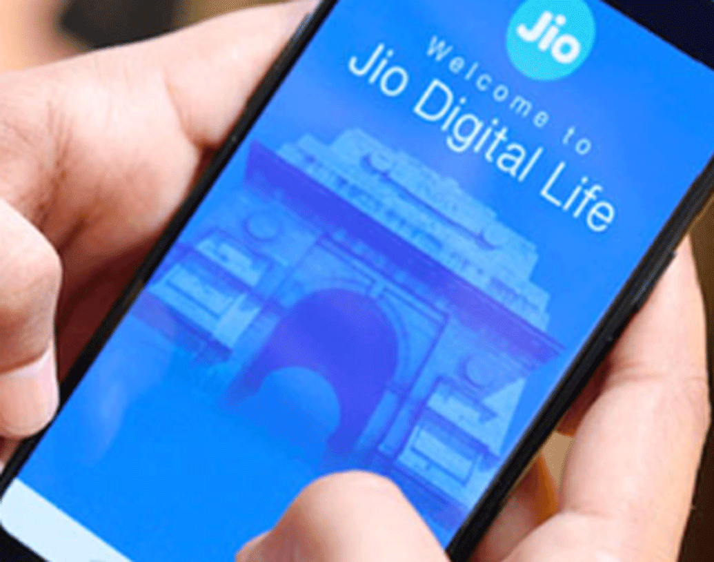 প্রতিদ্বন্দ্বীদের জোর টক্কর দিয়ে জিয়ো ফের নতুন প্রিপেড প্ল্যান এনেছে বাজারে. যার নাম দিয়েছে অল ইন ওয়ান। একটা রিচার্জেই সব রকম সুবিধা পেয়ে যাবেন গ্রাহকেরা।