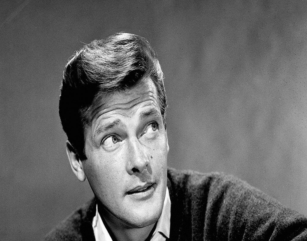 রজার মুরের জন্ম ১৯২৭ সালের ১৪ অক্টোবর। লন্ডনের স্টকওয়েলে। তাঁর বাবা জর্জ আর্লফ্রেড মুর ছিলেন পুলিশকর্মী। মা, লিলিয়ান লিলি গৃহবধূ। প্রসঙ্গত লিলিয়ানের জন্ম হয়েছিল ব্রিটিশ কলকাতায়। (ছবি: সোশ্যাল মিডিয়া)