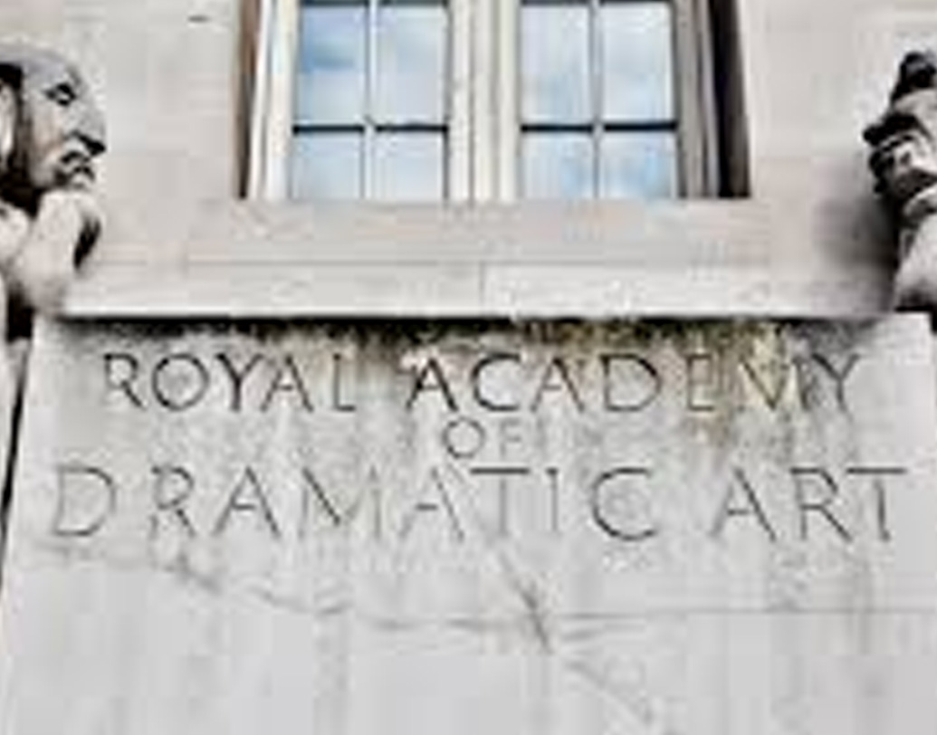 ব্রিটিশ পরিচালক ডেসমন্ড হার্স্টের উদ্যোগে মুর রয়্যাল অ্যাকাডেমি অব ড্রামাটিক আর্ট-এ প্রশিক্ষণ নেন। তবে অভিনয় শুরু করার পরে তিনি ইংল্যান্ডে বেশিদিন থাকলেন না। পাঁচের দশকে আমেরিকা এসে টেলিভিশনে কাজ শরু করেন মুর।  (ছবি: সোশ্যাল মিডিয়া)