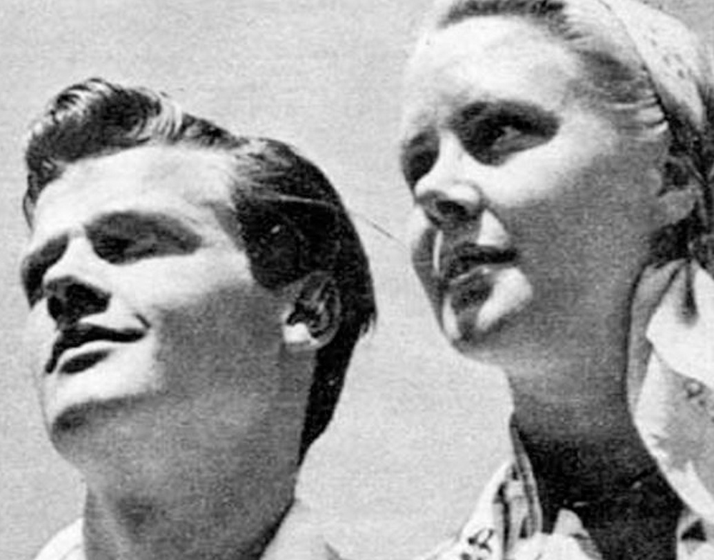 রজার মুরের প্রথম বিয়ে ১৯ বছর বয়সে। ১৯৪৬ সালে তিনি বিয়ে করেন রয়্যাল অ্যাকাডেমি অব ড্রামাটিক আর্ট-এ তাঁর সহপাঠিনী ডুর্ন ভ্যান স্টেইনকে। অভিনেত্রী ডুর্ন ছিলেন তাঁর থেকে ছ’ বছরের বড়। (ছবি: সোশ্যাল মিডিয়া)